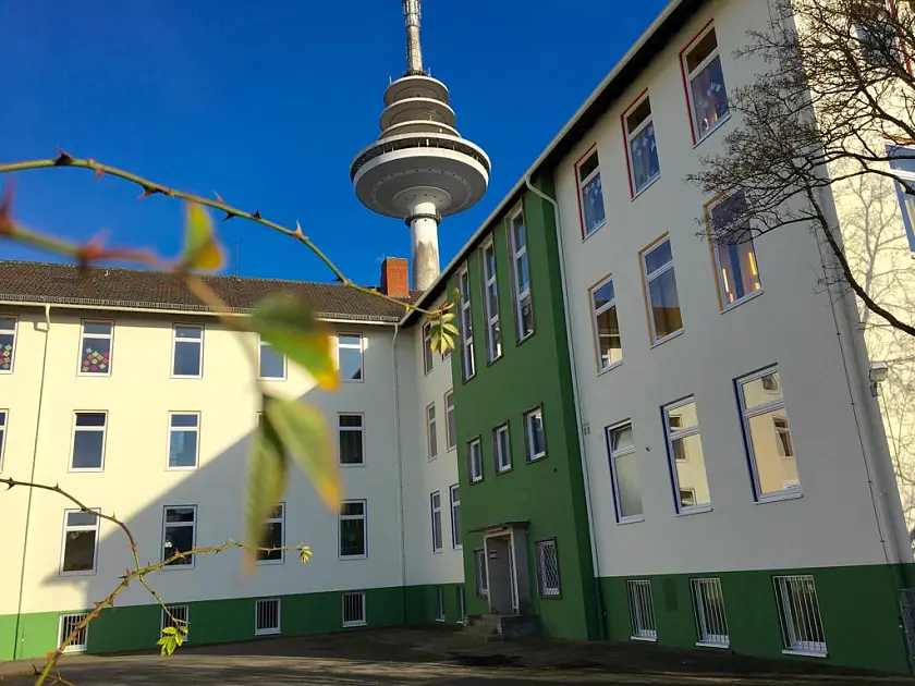 Hier wird die Rückseite des Schulgebäudes gezeigt.